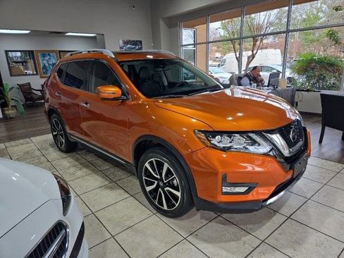 Used 2019 Nissan Rogue SL w/ Premium Package image 2