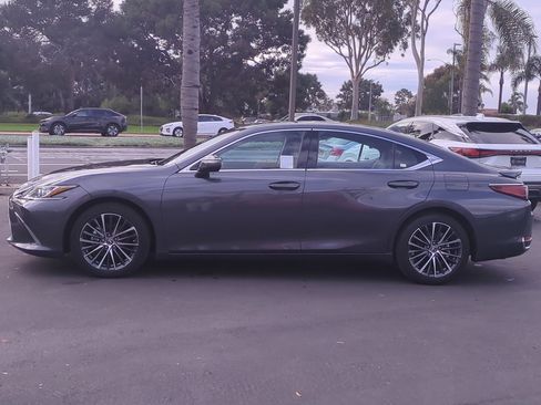 Certified 2025 Lexus ES 300h w/ Premium Package image 9