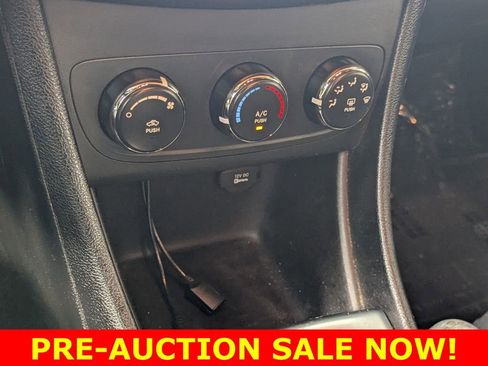 Used 2013 Dodge Avenger SE image 18