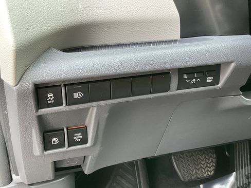 Used 2024 Toyota Sienna XLE image 23