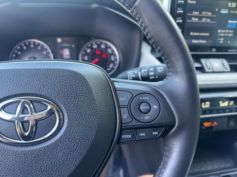 Used 2021 Toyota RAV4 XLE Premium AWD/4WD image 30