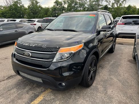 Used 2015 Ford Explorer XLT w/ Equipment Group 202A AWD/4WD image 2