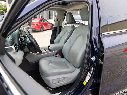 Used 2024 Toyota Highlander Limited FWD image 37