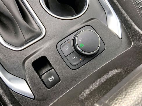 Used 2023 Chevrolet Traverse LT image 34