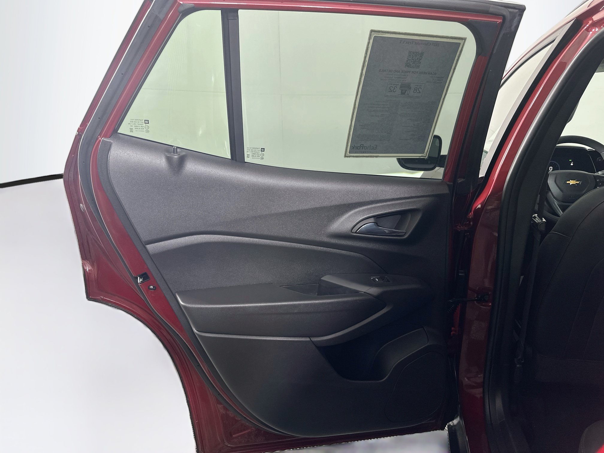 Used 2025 Chevrolet Trax LT FWD image 25