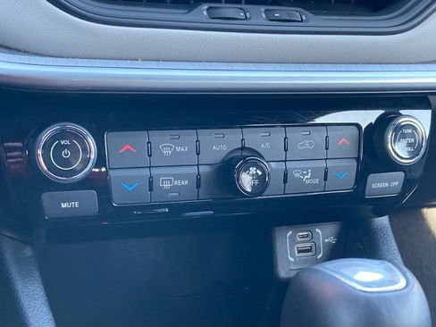 Used 2025 Jeep Compass Limited image 25