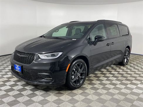 New 2026 Chrysler Pacifica Limited w/ S Appearance Package image 1