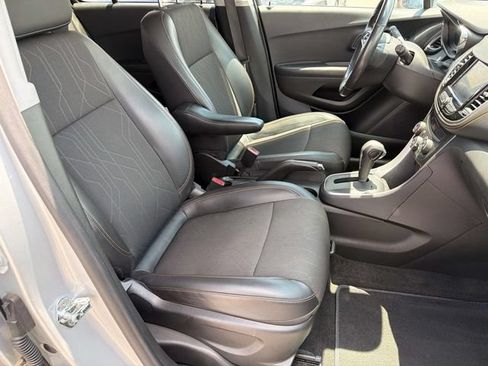 Used 2022 Chevrolet Trax LT w/ LT Convenience Package FWD image 25