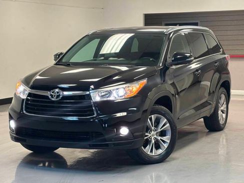 Used 2014 Toyota Highlander XLE FWD image 1