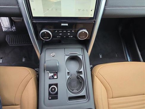 New 2025 Land Rover Discovery Dynamic SE image 27