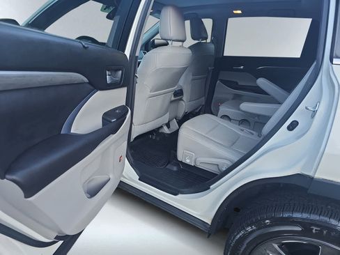 Used 2017 Toyota Highlander Limited Platinum image 18