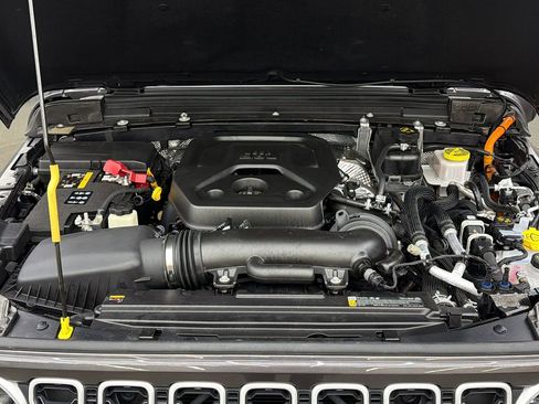 Used 2025 Jeep Wrangler Unlimited Sahara w/ Safety Group AWD/4WD image 19