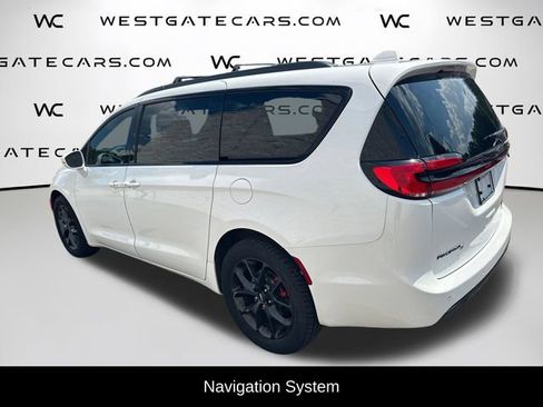 Used 2021 Chrysler Pacifica Limited w/ Uconnect Theater Family Group AWD/4WD image 2