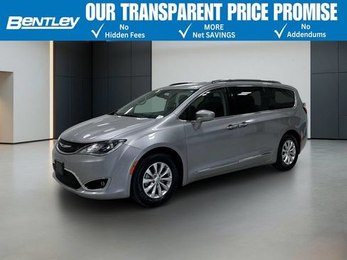 Used 2018 Chrysler Pacifica Touring-L FWD image 1