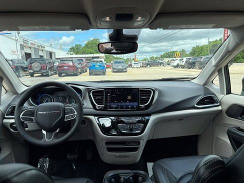 Used 2023 Chrysler Pacifica Touring-L FWD image 14