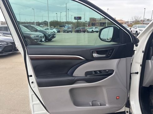Used 2015 Toyota Highlander Limited Platinum image 9