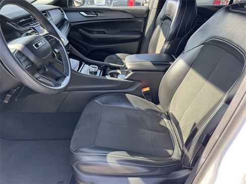 Used 2023 Jeep Grand Cherokee Altitude image 11