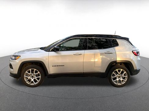 Used 2025 Jeep Compass Limited image 4