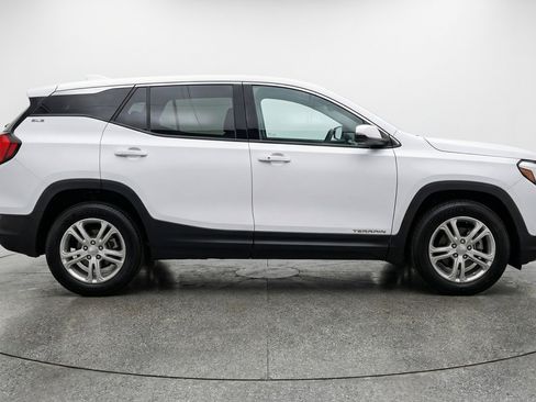 Used 2024 GMC Terrain SLE image 11