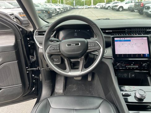 Used 2023 Jeep Grand Cherokee Limited AWD/4WD image 17