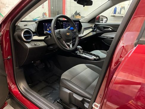 Used 2024 Chevrolet Trax LT w/ Driver Confidence Package FWD image 11