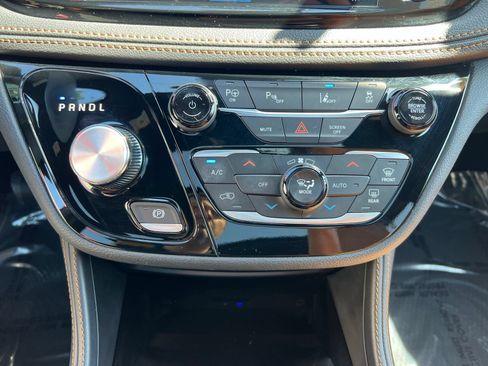 Used 2023 Chrysler Pacifica Pinnacle FWD image 51