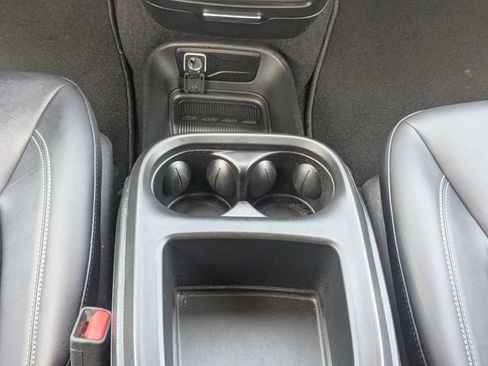 Used 2025 Chrysler Pacifica Select FWD image 19