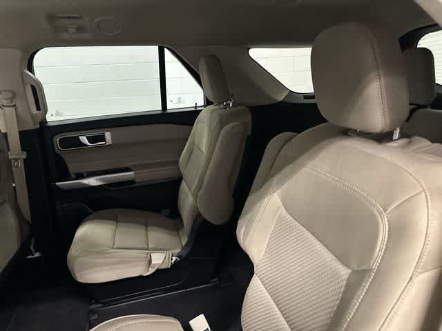 Used 2023 Ford Explorer XLT AWD/4WD image 14