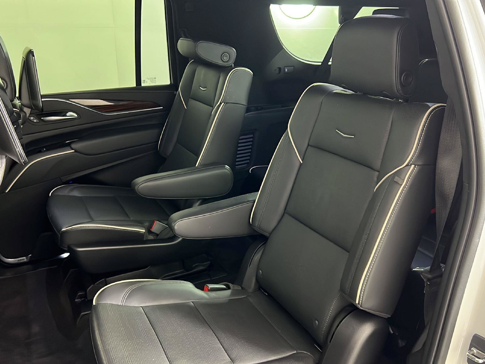 Used 2023 Cadillac Escalade ESV Premium Luxury AWD/4WD image 4