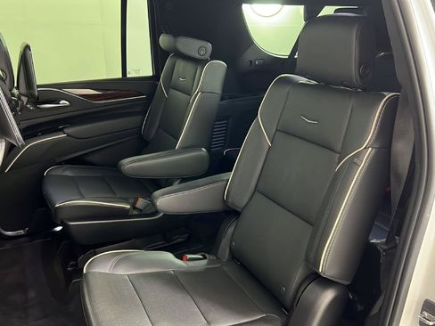 Used 2023 Cadillac Escalade ESV Premium Luxury AWD/4WD image 4