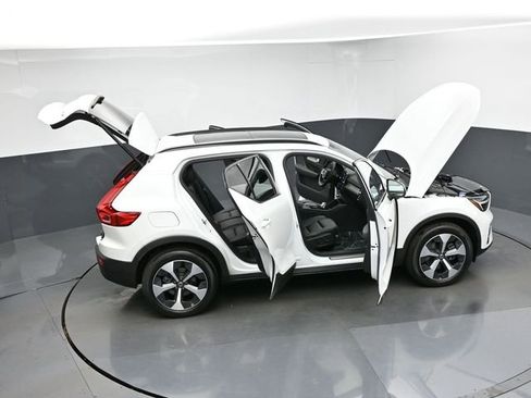 Used 2024 Volvo XC40 B5 Plus image 45