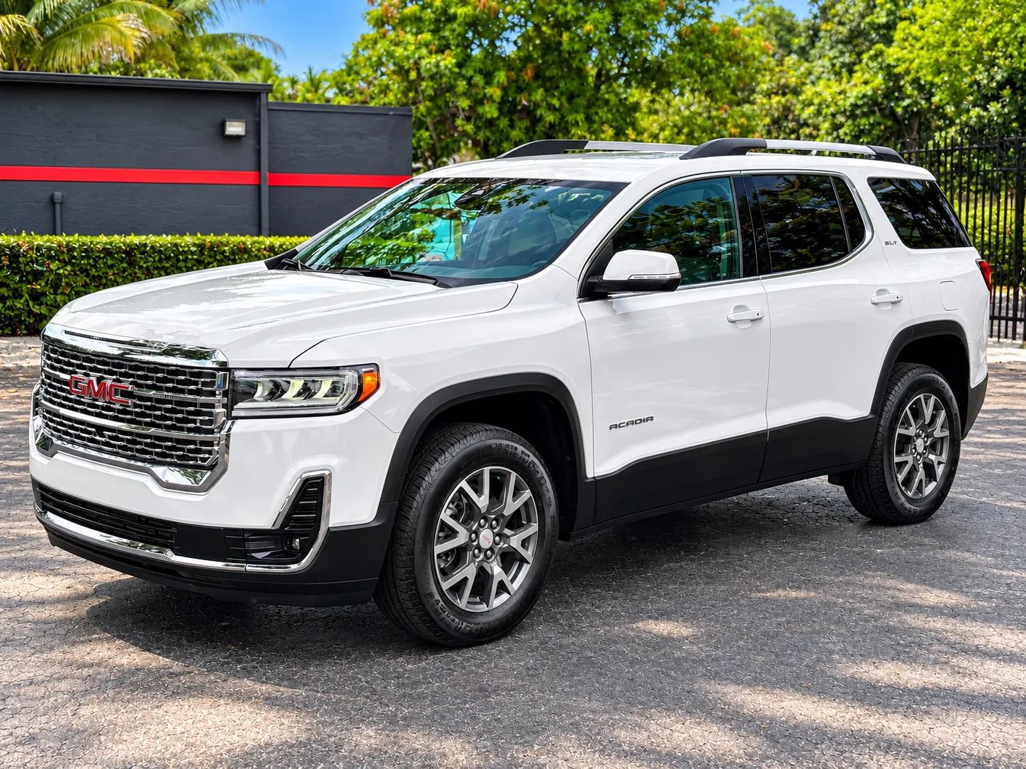 Used 2023 GMC Acadia SLE w/ Driver Convenience Package FWD image 5