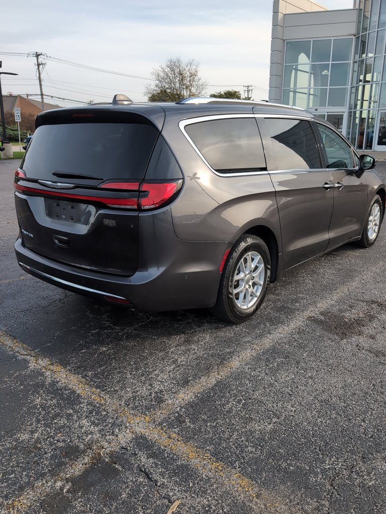 Used 2021 Chrysler Pacifica Touring-L w/ Uconnect Theater Family Group FWD image 3