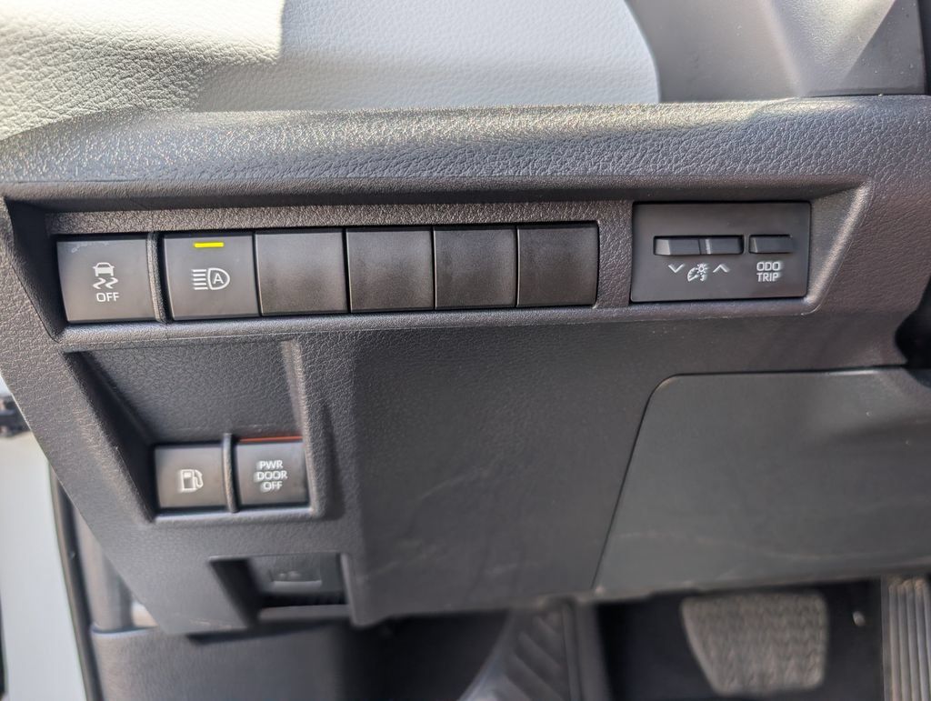 Used 2025 Toyota Sienna XLE w/ XLE Plus Package FWD image 25