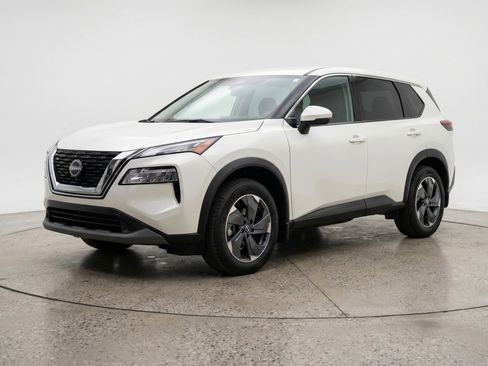 Used 2025 Nissan Rogue SV image 3