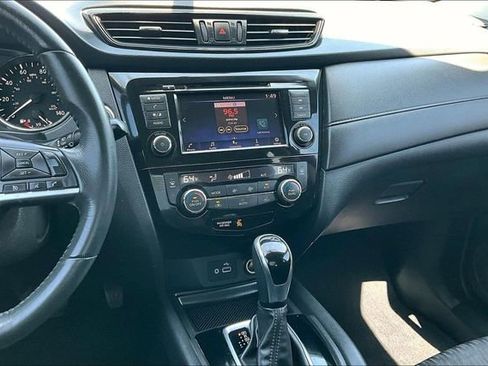 Used 2018 Nissan Rogue SV image 9