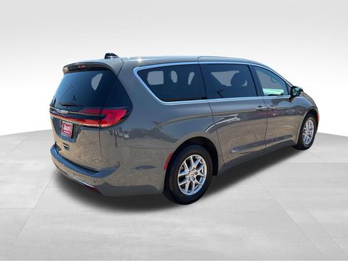 Used 2025 Chrysler Pacifica Select FWD image 7