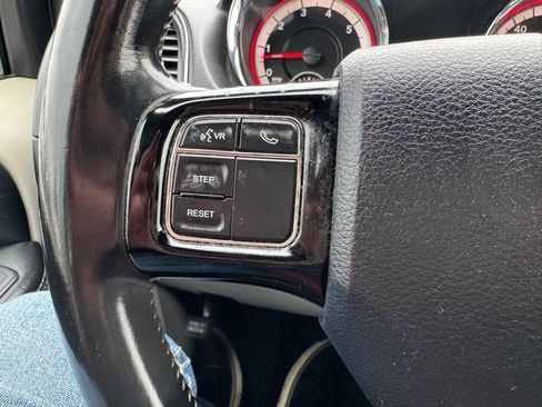 Used 2019 Dodge Grand Caravan SXT image 17