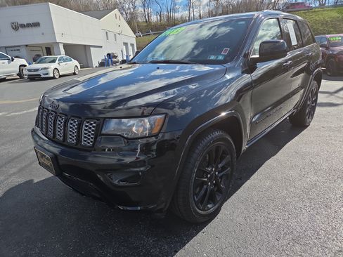 Certified 2022 Jeep Grand Cherokee Laredo X AWD/4WD image 8