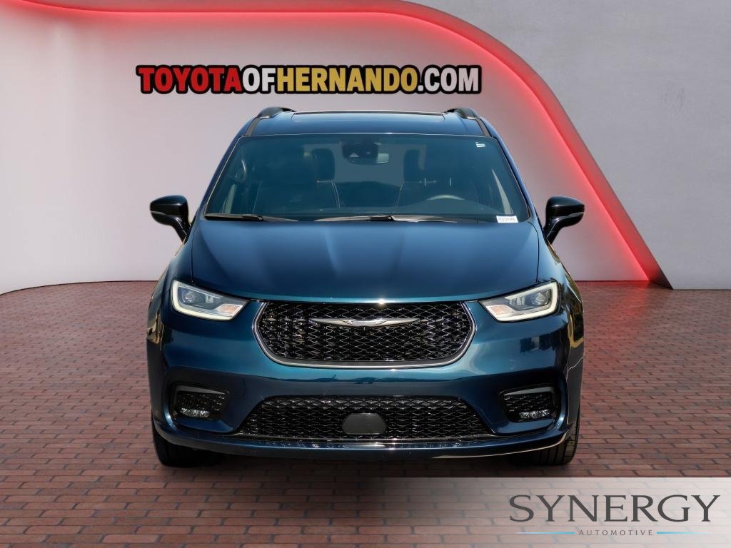 Used 2025 Chrysler Pacifica Limited FWD image 2