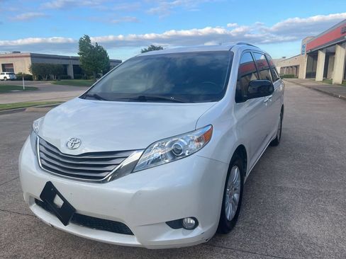 Used 2017 Toyota Sienna XLE Premium FWD image 4