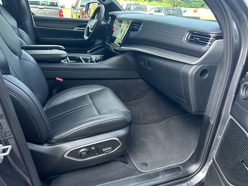 Used 2024 Jeep Wagoneer L Series II image 23