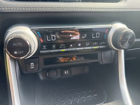 Used 2019 Toyota RAV4 LE w/ Carpet Mat Package AWD/4WD image 15
