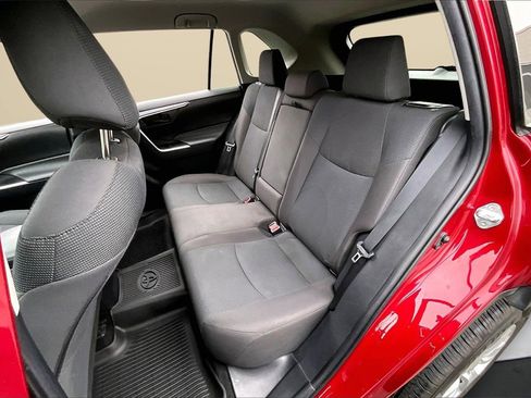 Used 2021 Toyota RAV4 LE image 19