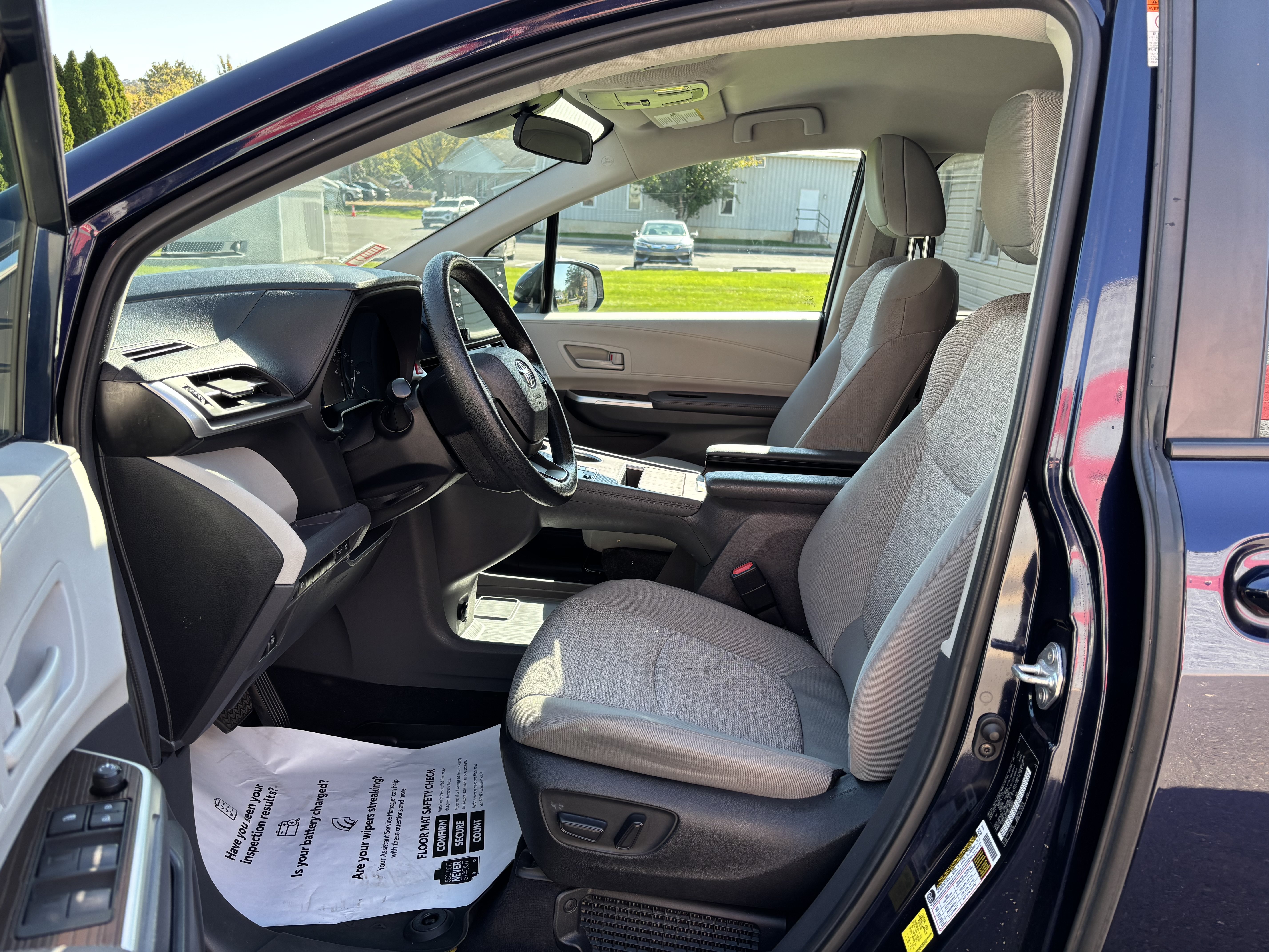 Used 2024 Toyota Sienna LE AWD/4WD image 13