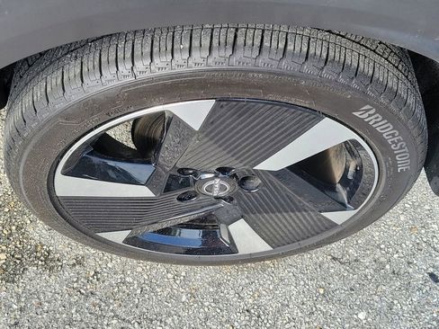 Certified 2025 Nissan Kicks SR image 11