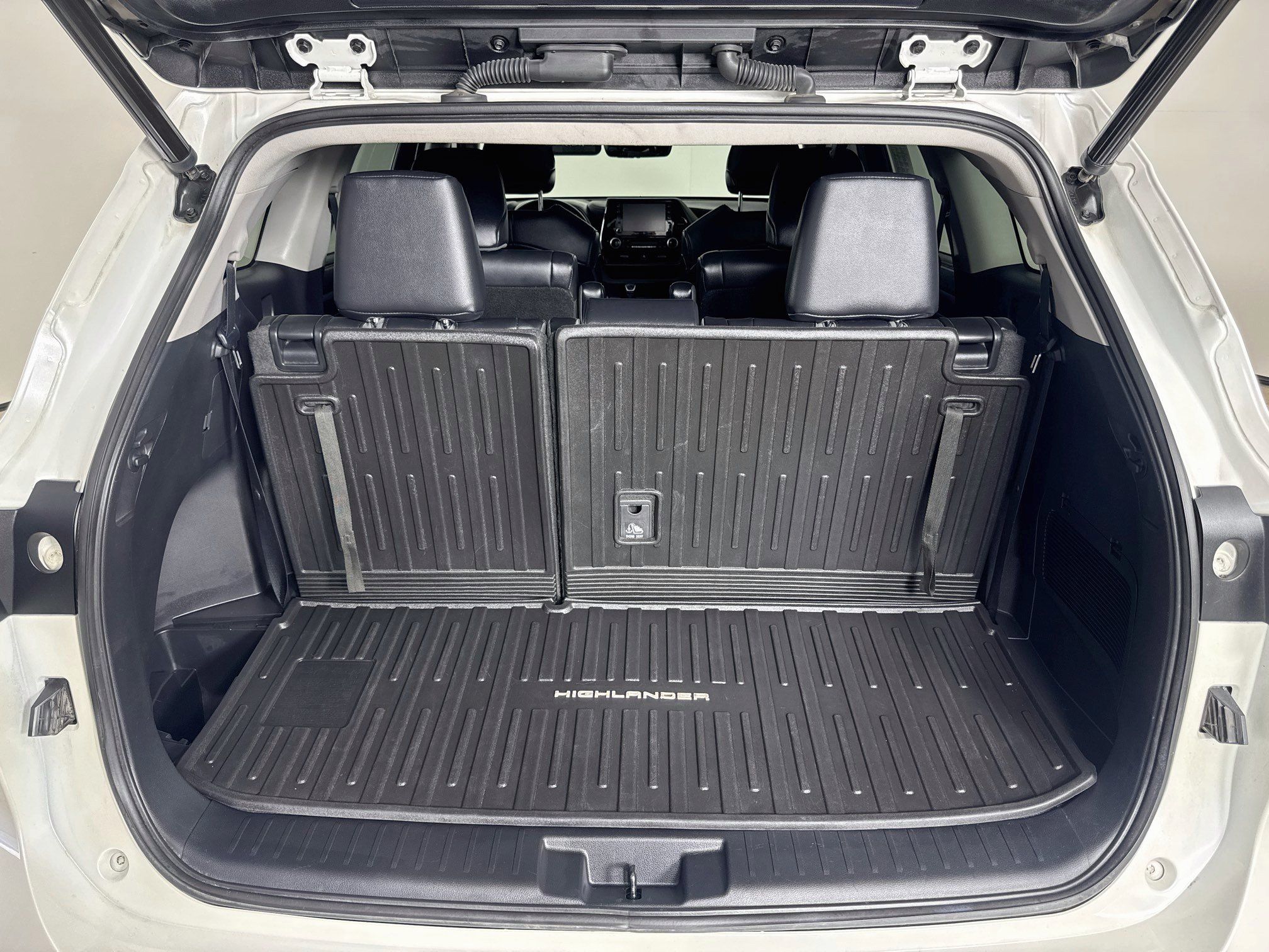 Used 2021 Toyota Highlander XLE AWD/4WD image 24