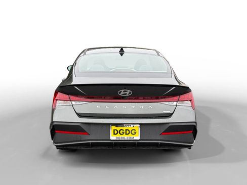 New 2025 Hyundai Elantra SEL image 4