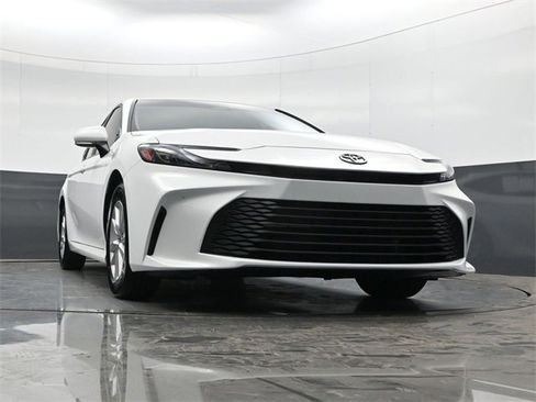 Used 2025 Toyota Camry LE w/ Convenience Package image 31