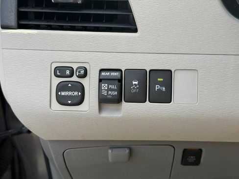 Used 2011 Toyota Sienna Limited w/ Premium Pkg FWD image 18